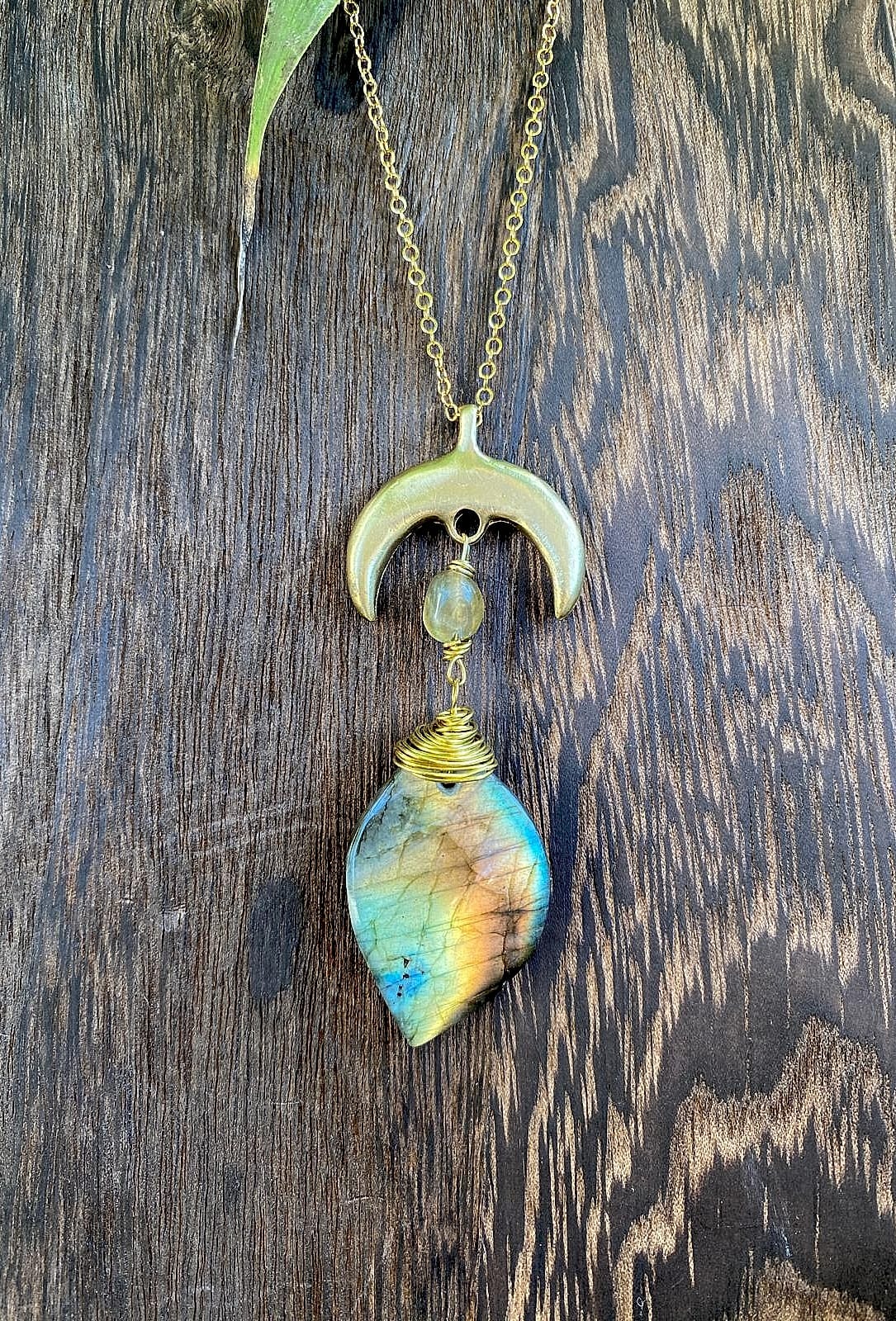Collana Luna in Ottone e Dea in Labradorite Spectrolite