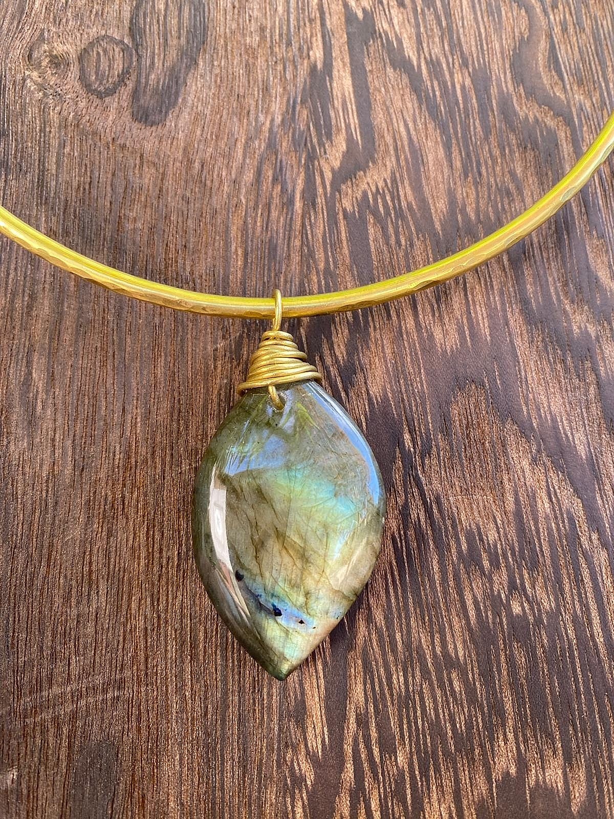 Girocollo in Ottone e Labradorite Spectrolite