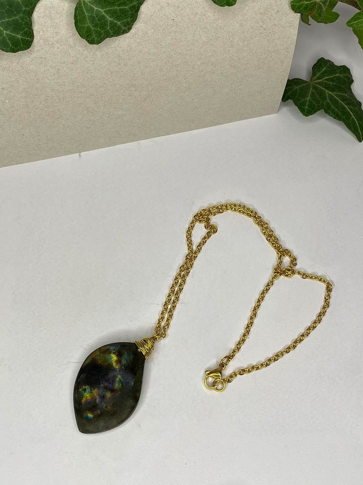 Collana in Ottone con pendente in Labradorite Spectrolite