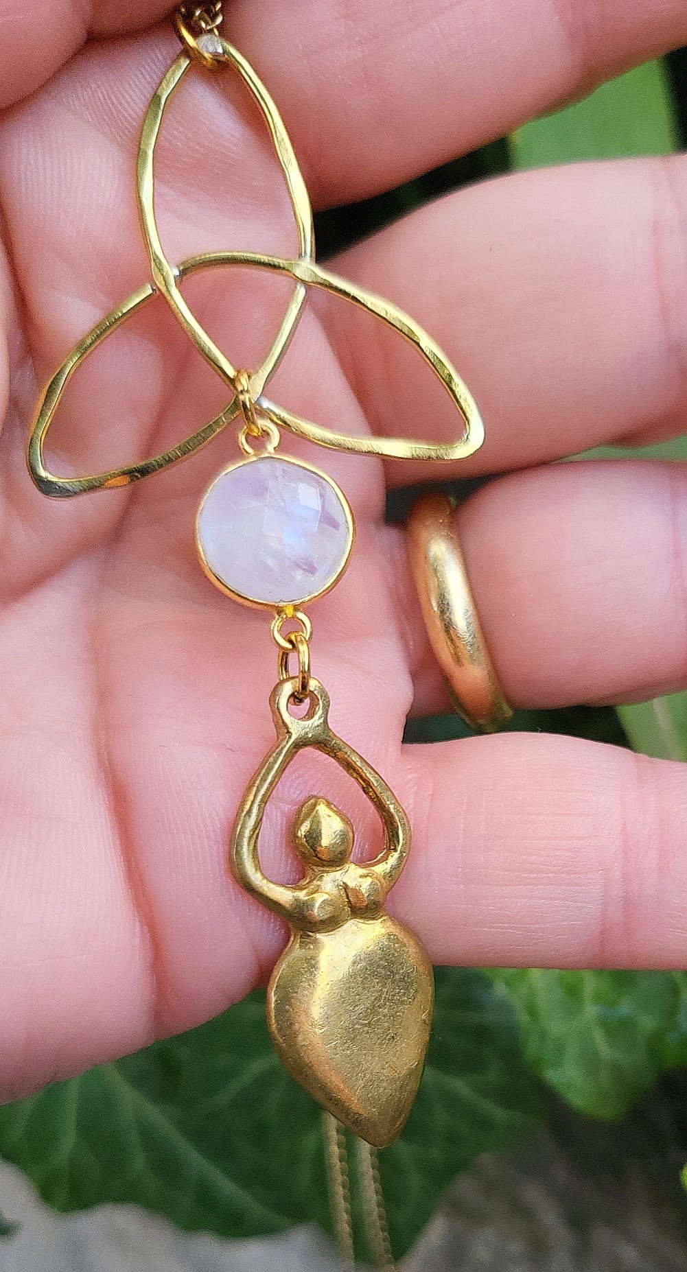 Collana in Ottone con Dea Madre, Triquetra e Labradorite Bianca