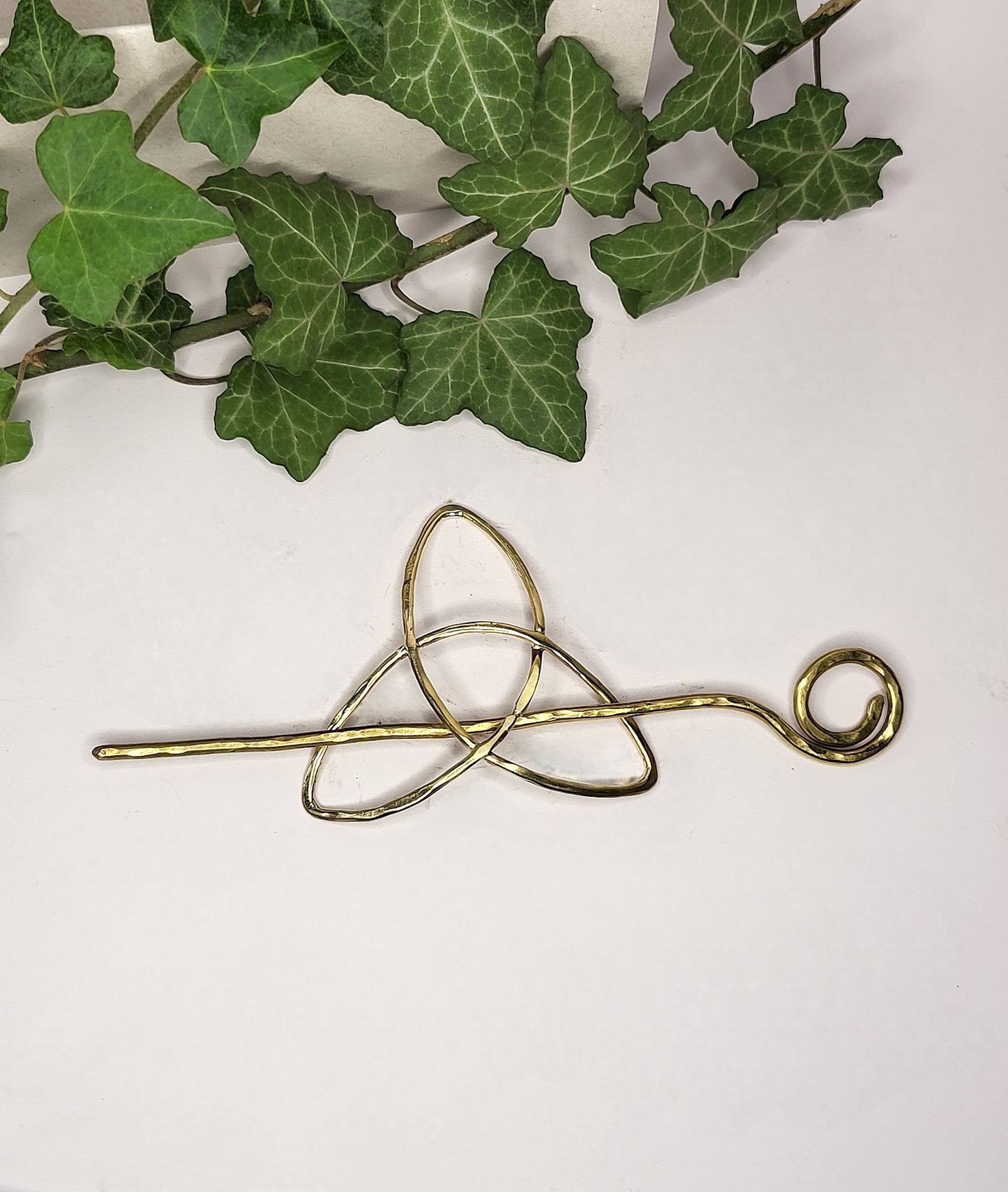 Fermacapelli con spillone in Ottone Triquetra