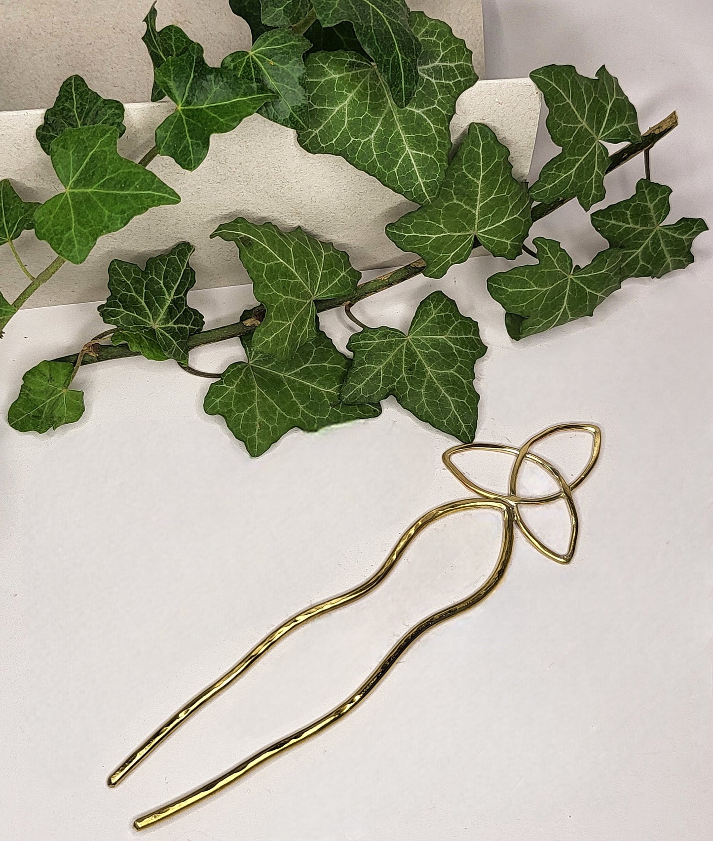 Fermacapelli in Ottone con Triquetra