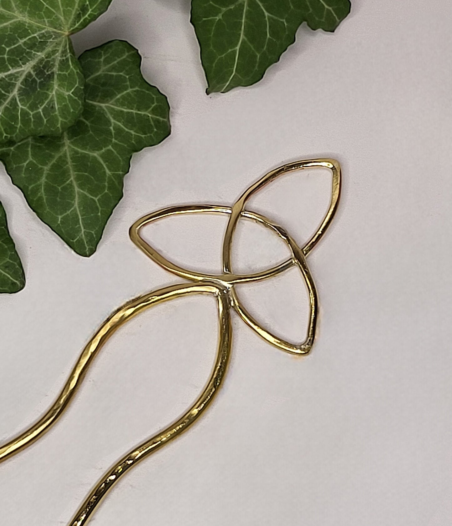 Fermacapelli in Ottone con Triquetra
