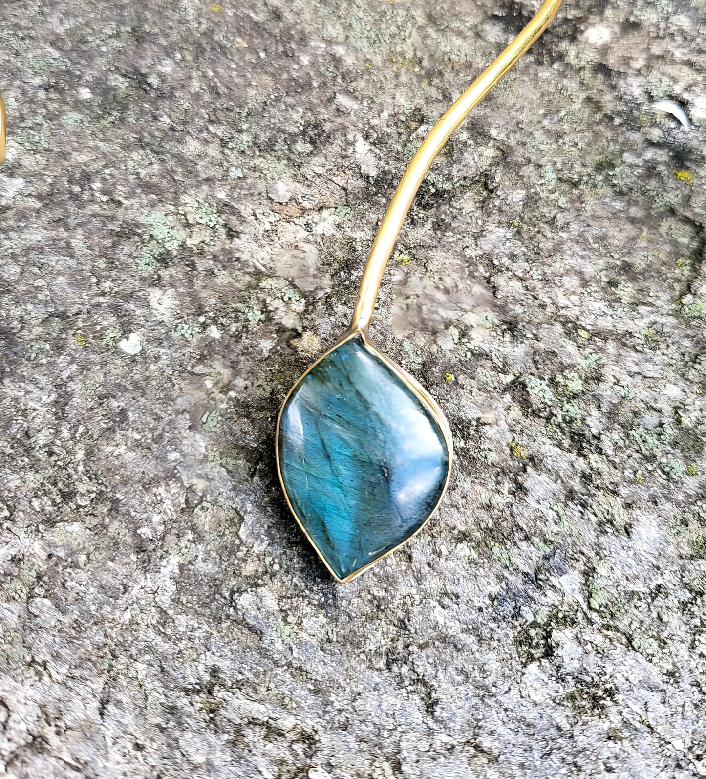 Collana Torque in Ottone e Labradorite