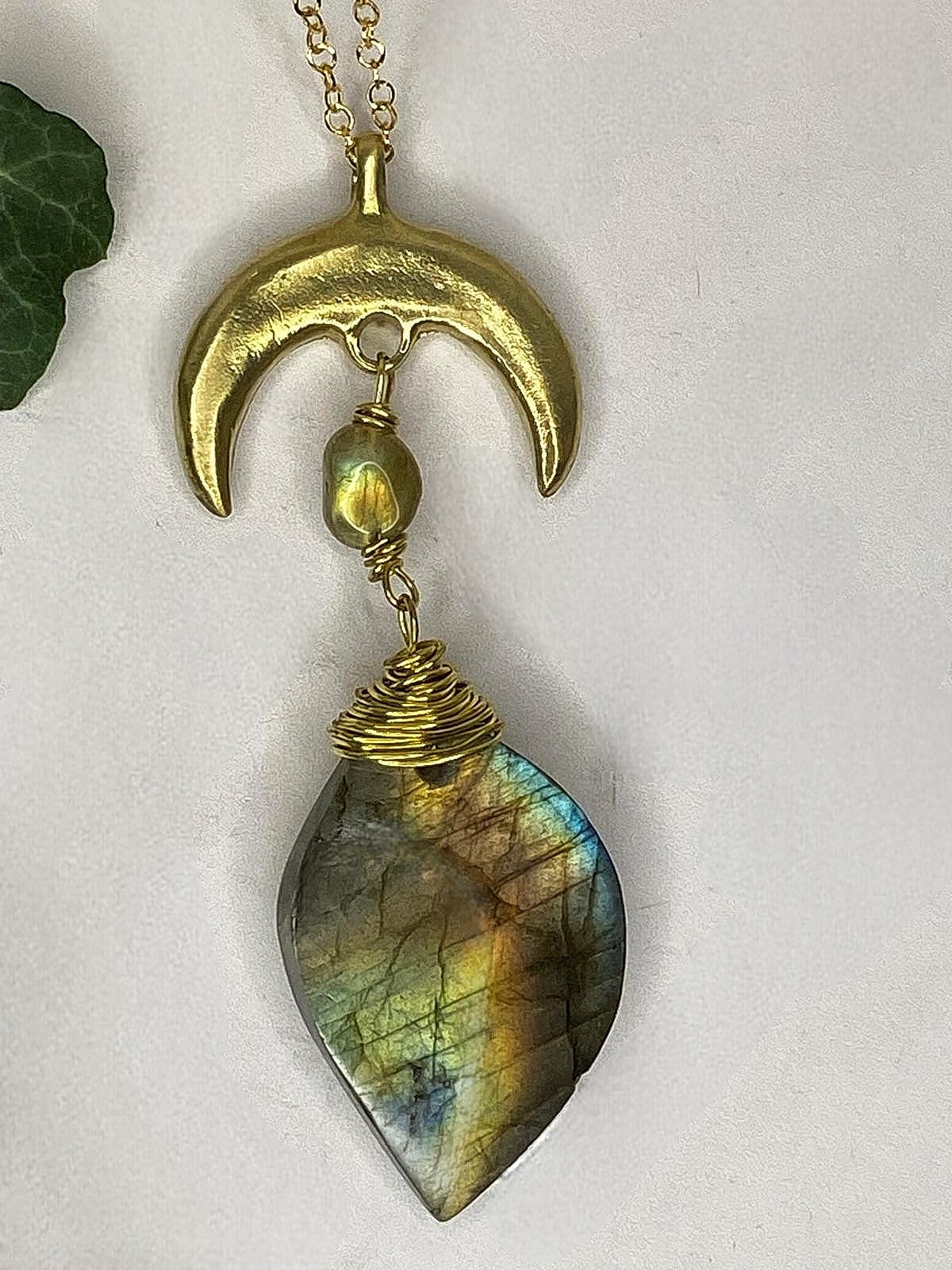 Collana Luna in Ottone e Dea in Labradorite Spectrolite