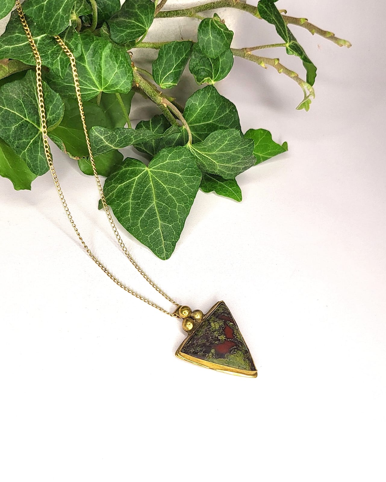 Collana con pendente in Ottone e Diaspro Sangue di Drago