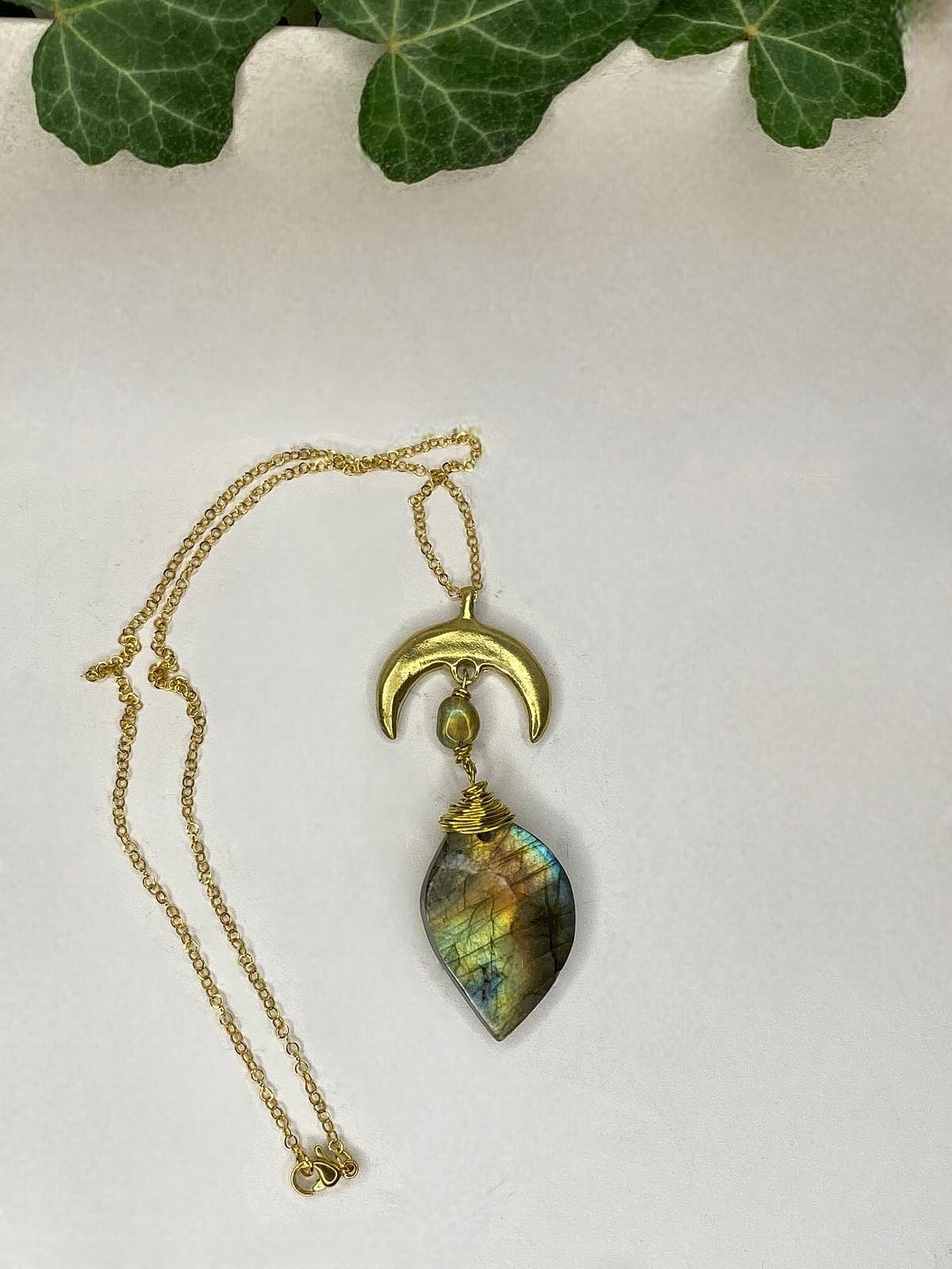 Collana Luna in Ottone e Dea in Labradorite Spectrolite