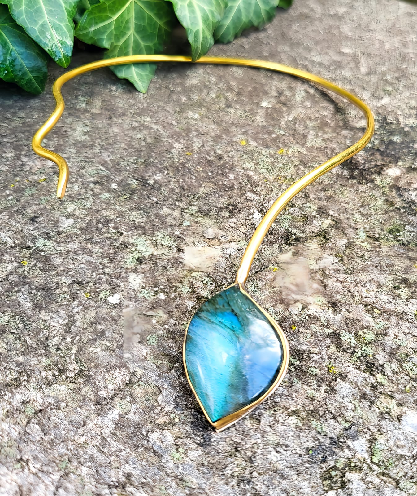 Collana Torque in Ottone e Labradorite