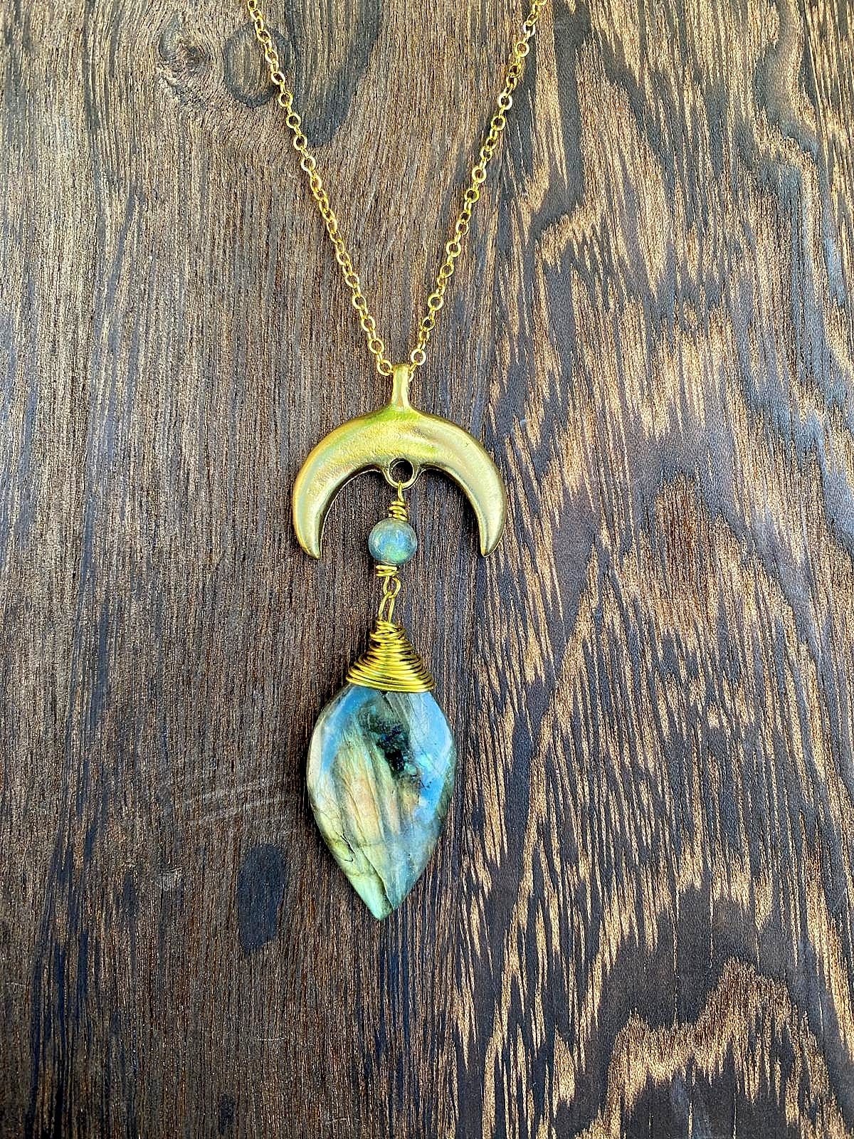Collana Luna in Ottone e Dea in Labradorite