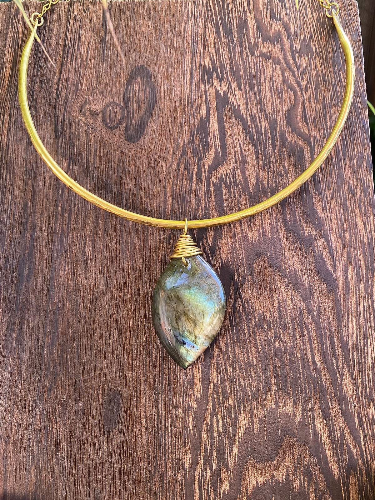 Girocollo in Ottone e Labradorite Spectrolite