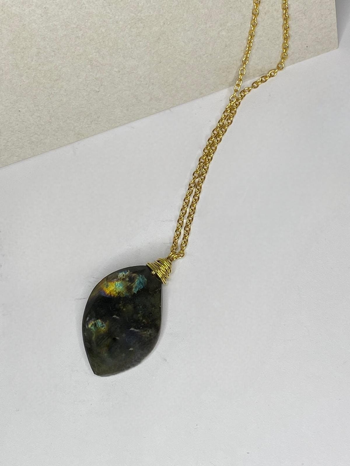 Collana in Ottone con pendente in Labradorite Spectrolite