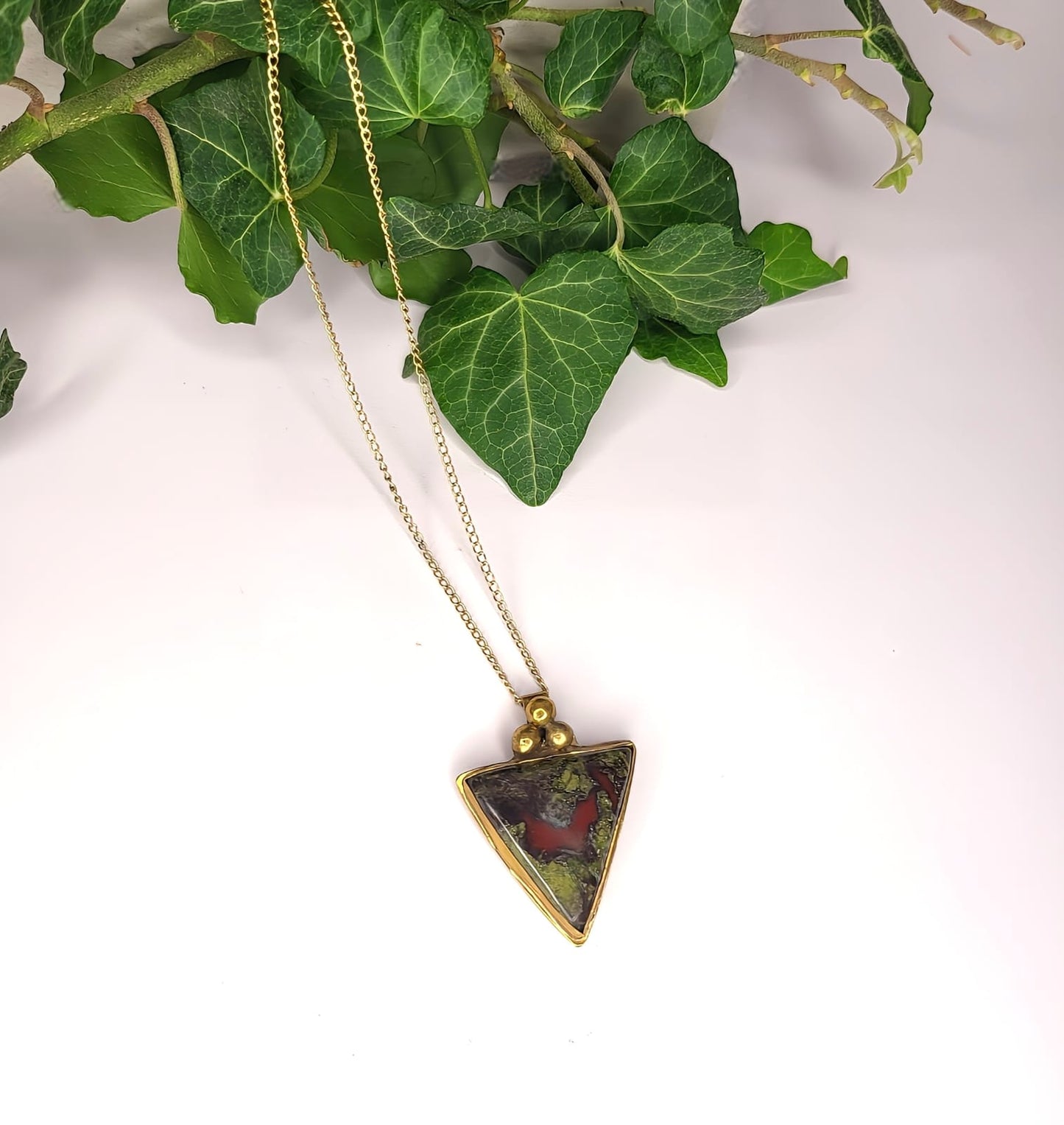 Collana con pendente in Ottone e Diaspro Sangue di Drago