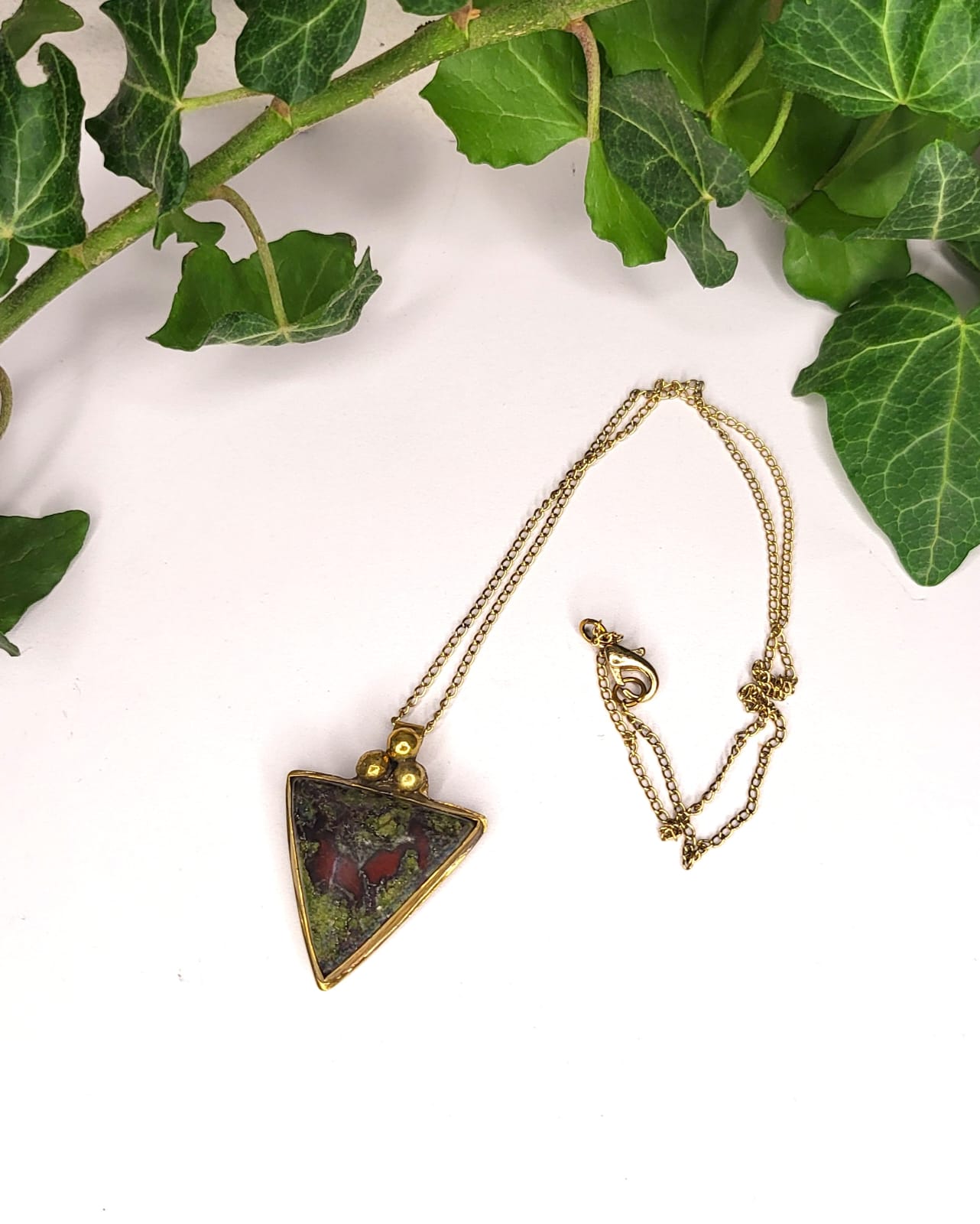 Collana con pendente in Ottone e Diaspro Sangue di Drago