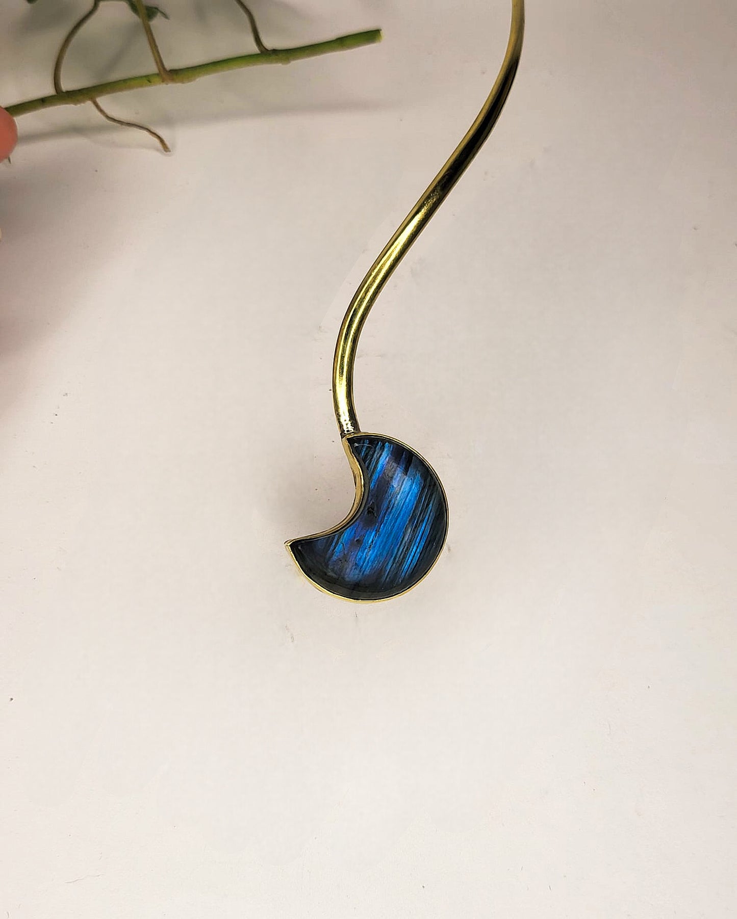 Torque in Ottone con luna in Labradorite